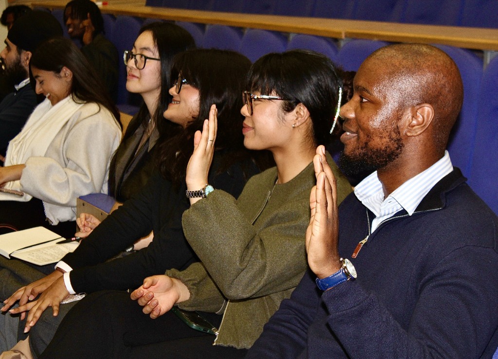 A row of Investate members applauding during a live session
